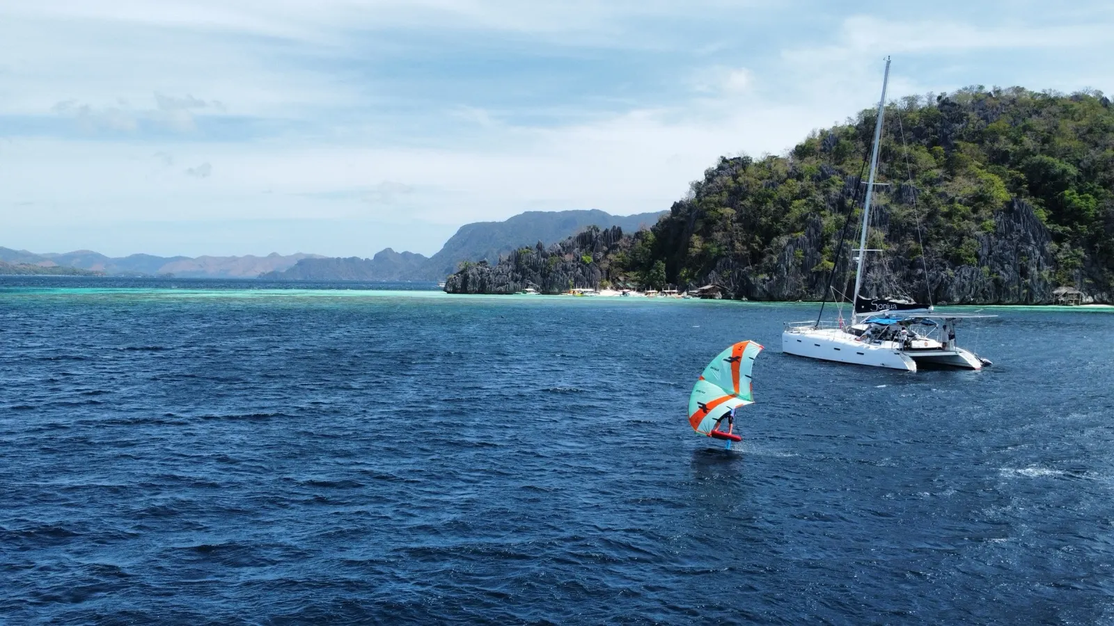 Soniya sailing under spinnaker with D440 sail number visible