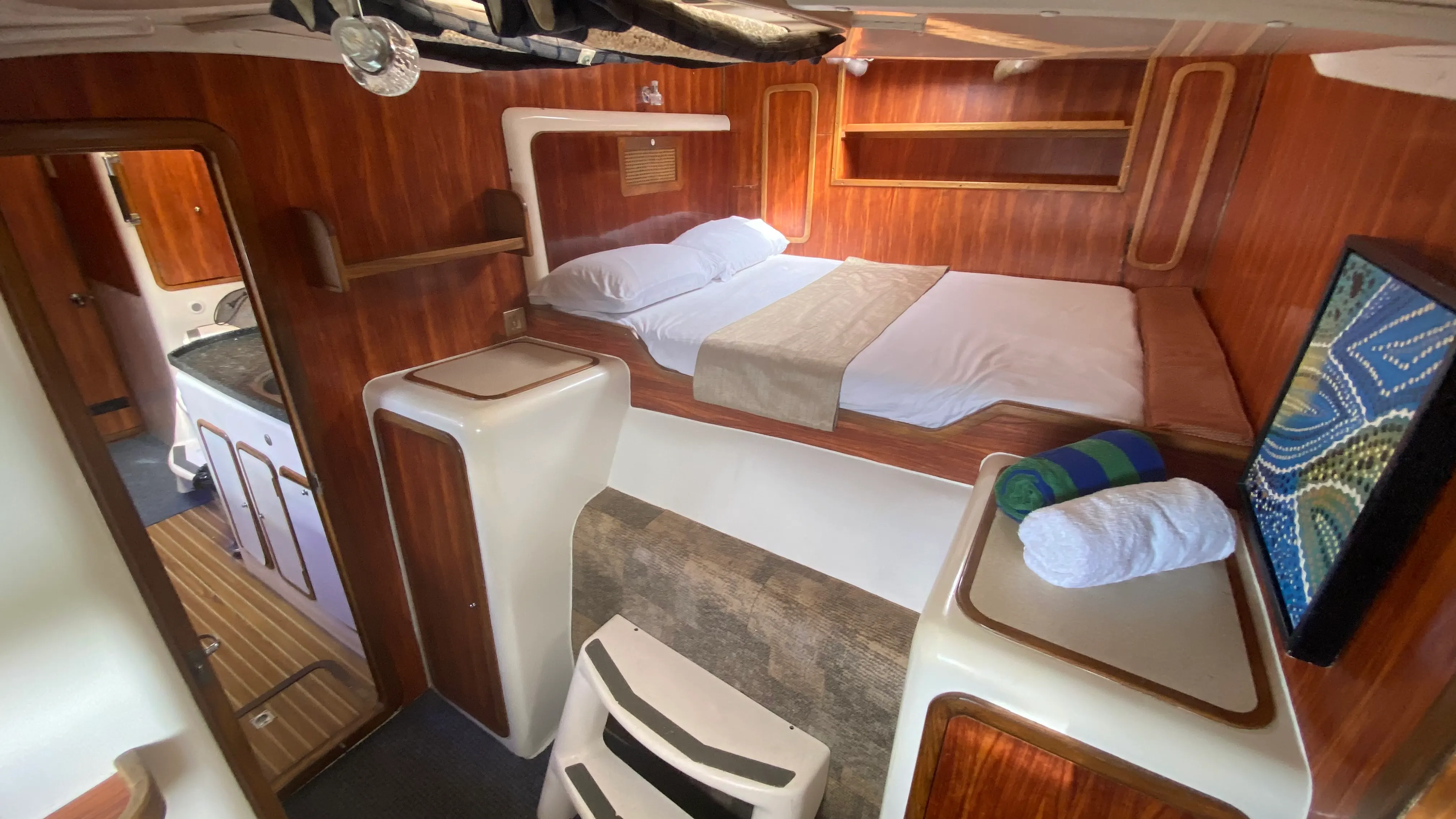 Double cabin aboard Soniya with en-suite bathroom