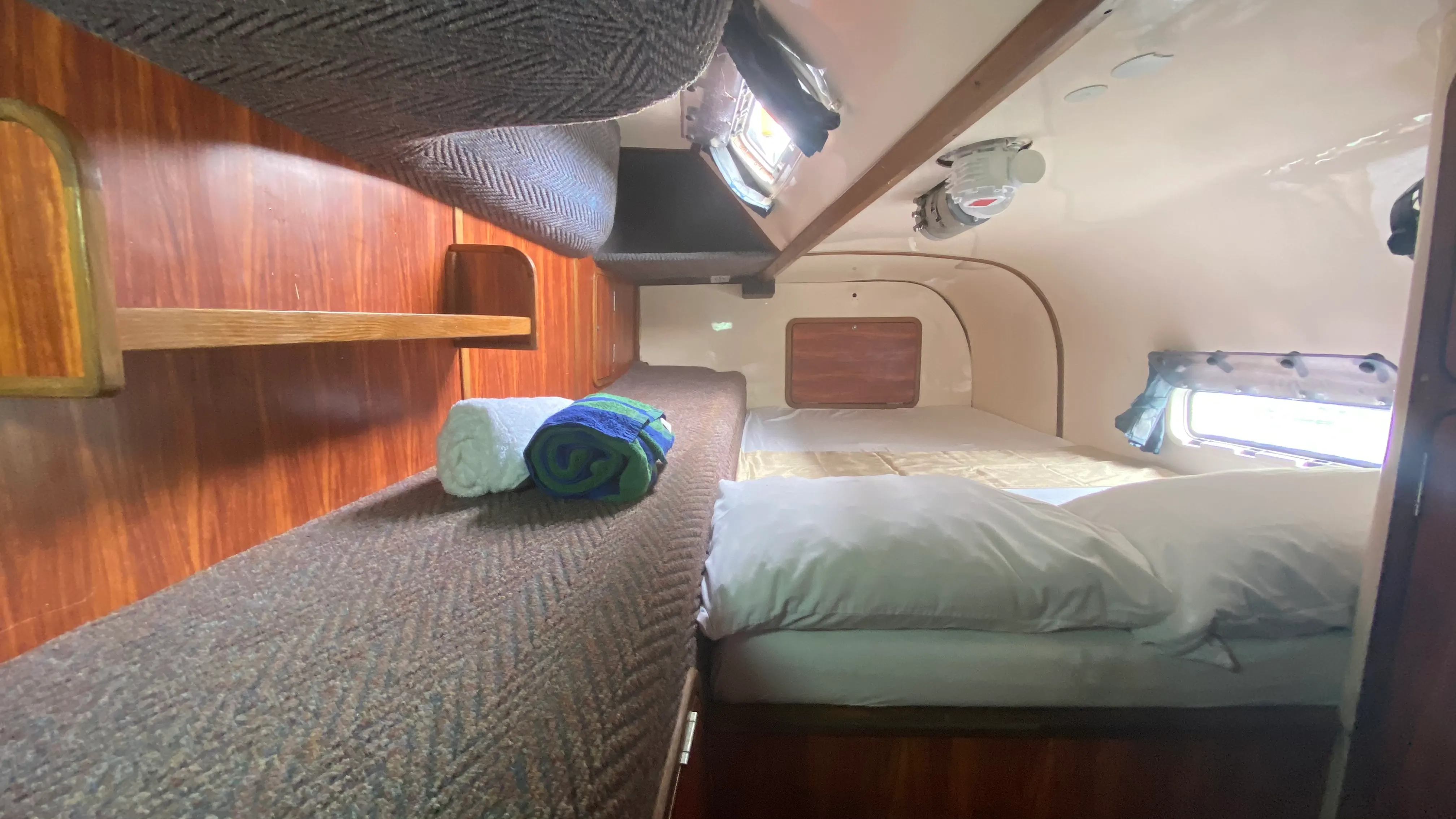 Single cabin aboard Soniya with twin beds