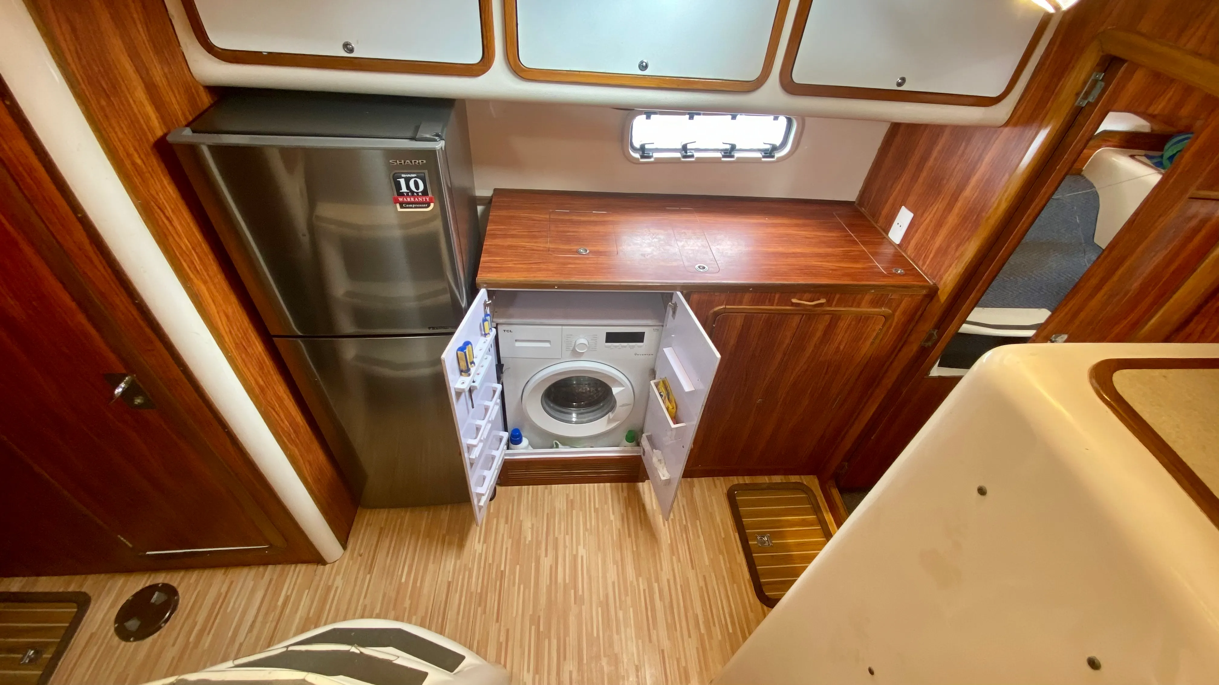 Washing machine and fridge freezer aboard Soniya